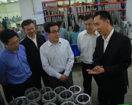 林铎驻足观看员工检测轴承-2.jpg